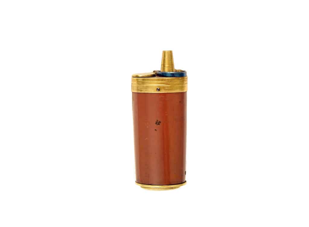 A Very Good Three-Way Powder Flask.